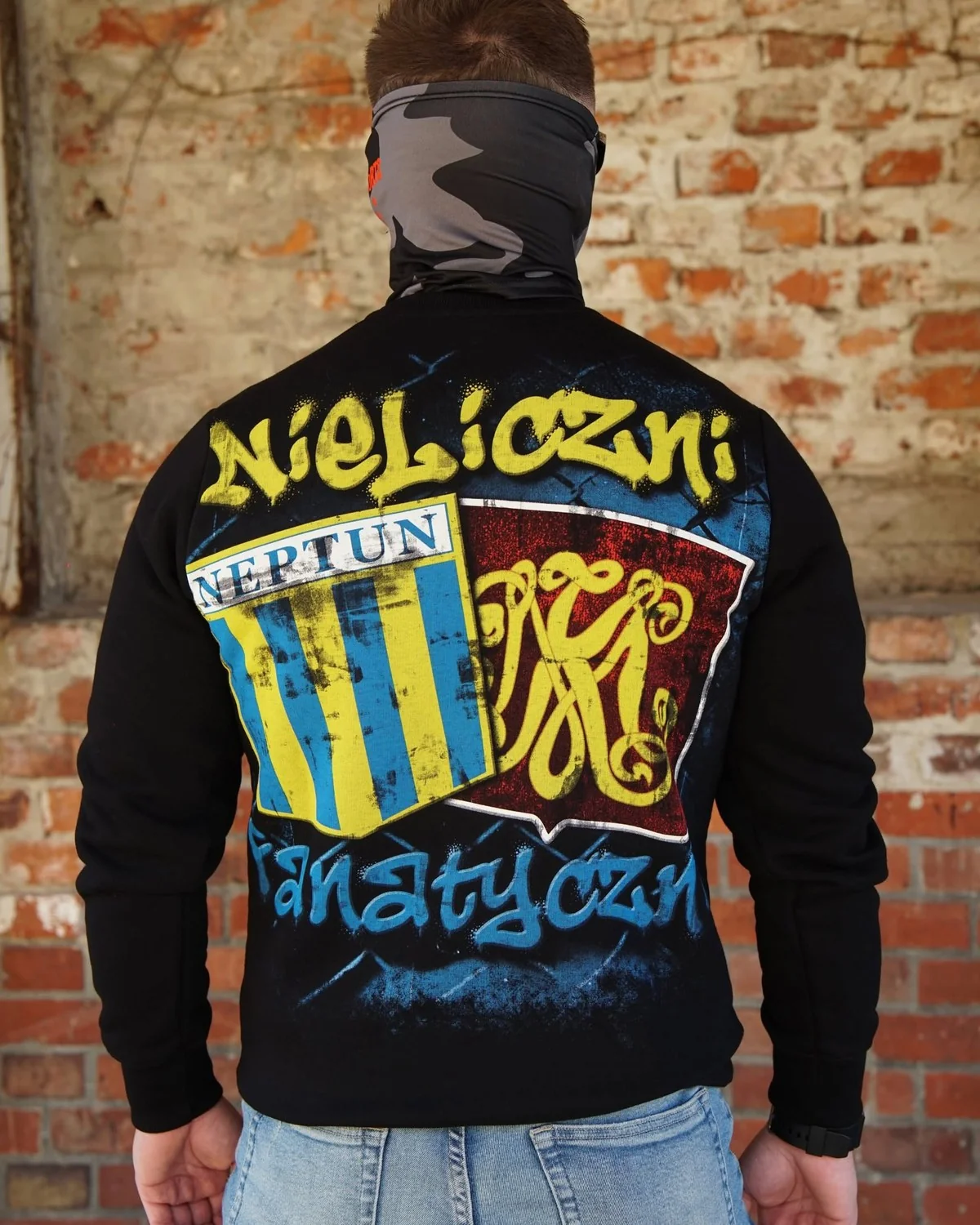 Czarna bluza klasyczna z wielobarwnym nadrukiem na plecach dla kibiców MKS Neptun Końskie