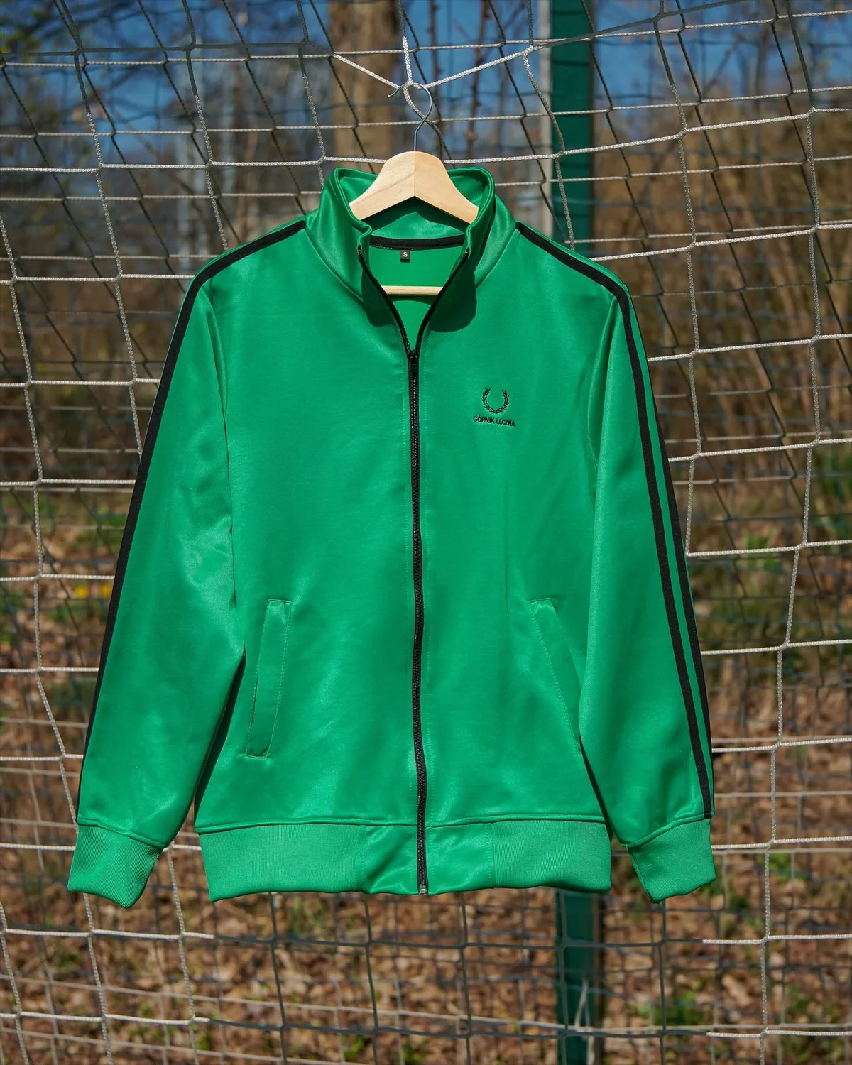 Zielona bluza sportowa rozpinana, ze stójką i haftowanym znakiem na piersi