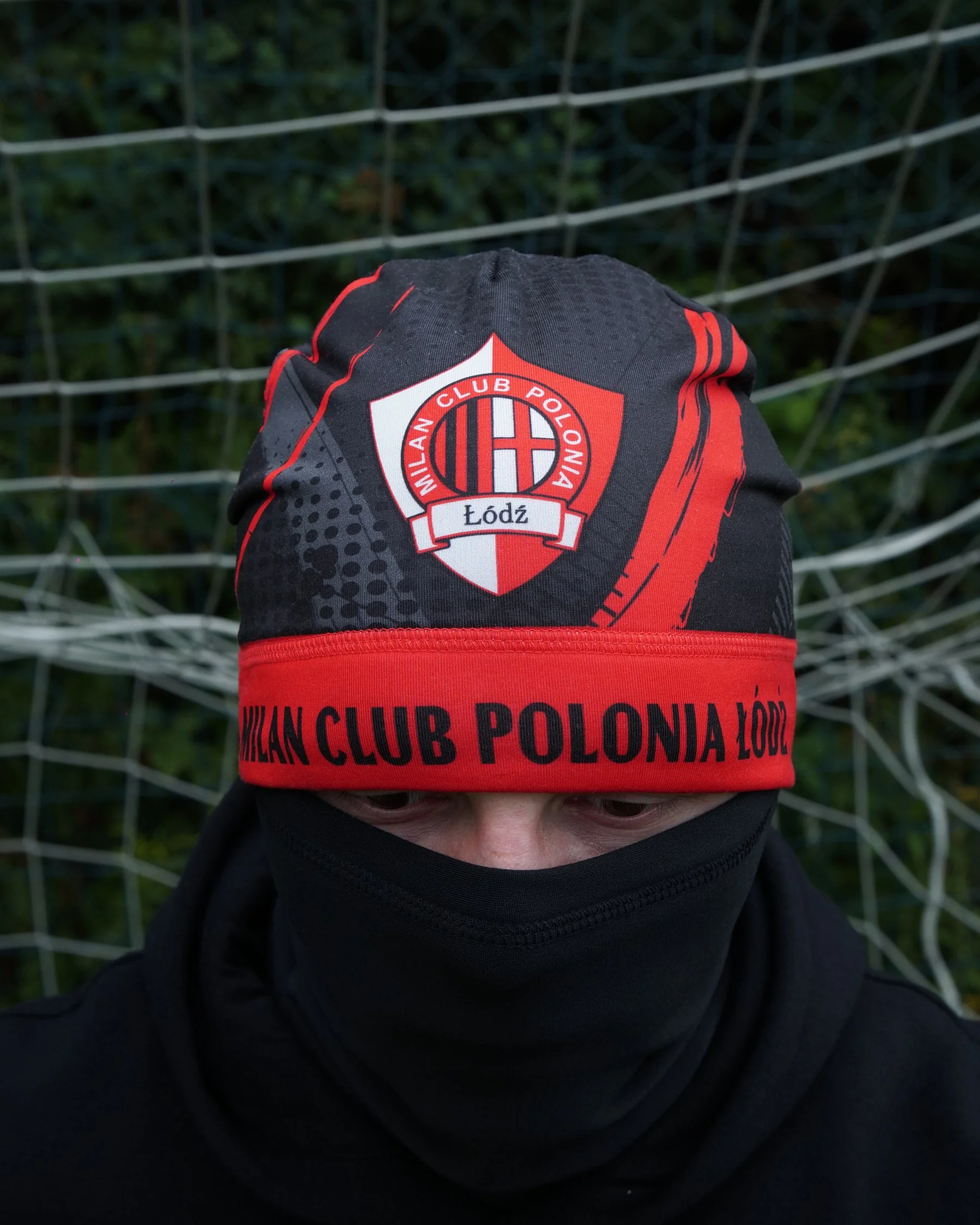 Czarno-czerwona czapka poliestrowa z nadrukiem Milan Club Polonia Łódź na całej powierzchni