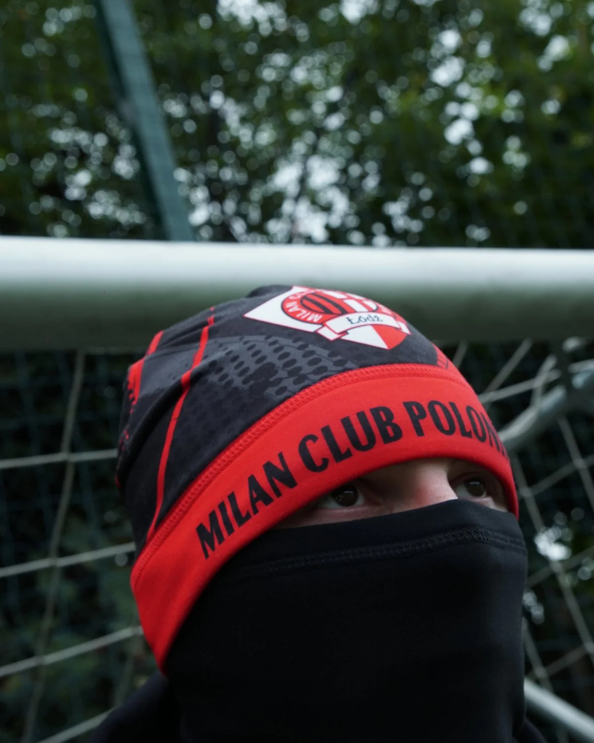 Czarno-czerwona czapka poliestrowa z nadrukiem Milan Club Polonia Łódź