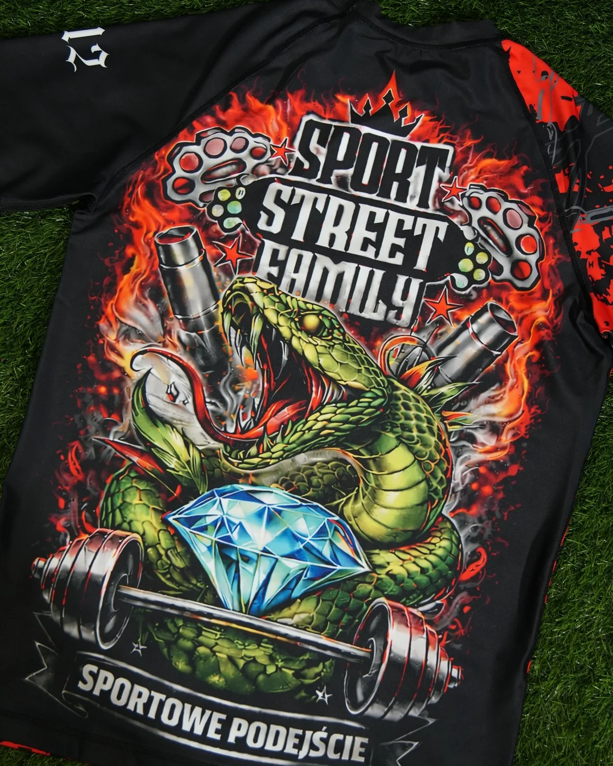 Plecy czarnej koszulki z pełnokolorowym wzorem: wąż, diament i napis Sport Street Family