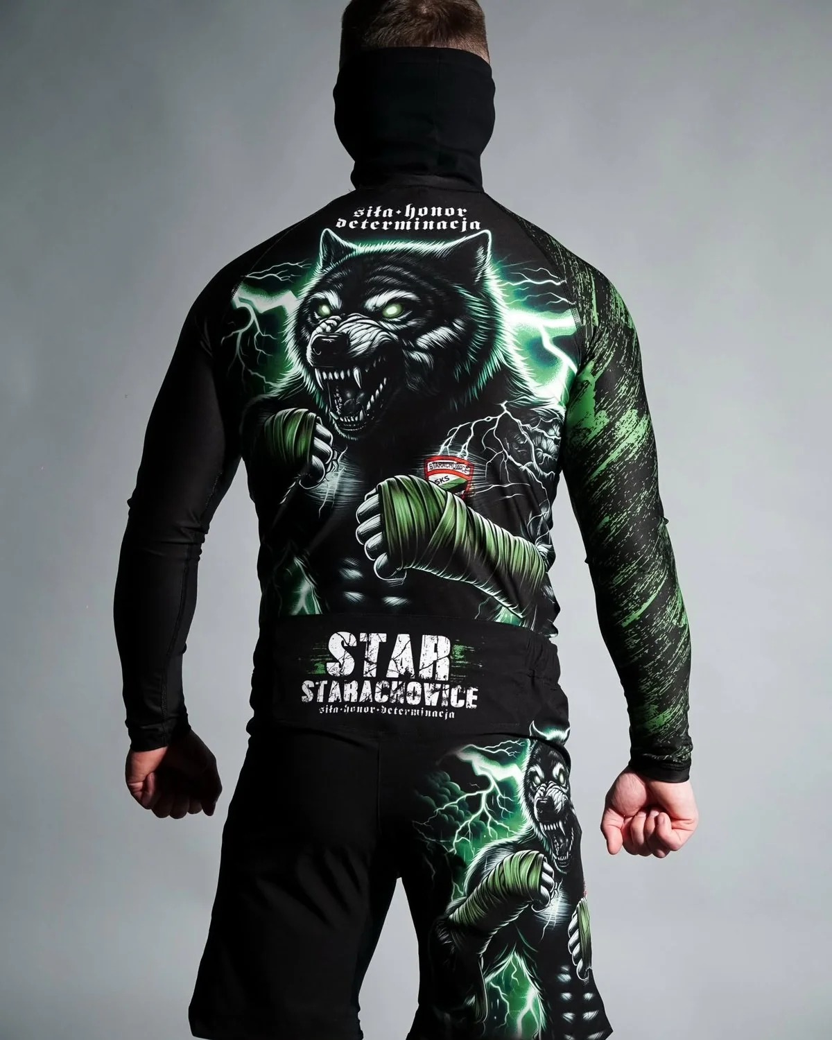Rashguard Star Starachowice od tyłu, z wilkiem w zielonych błyskawicach na plecach