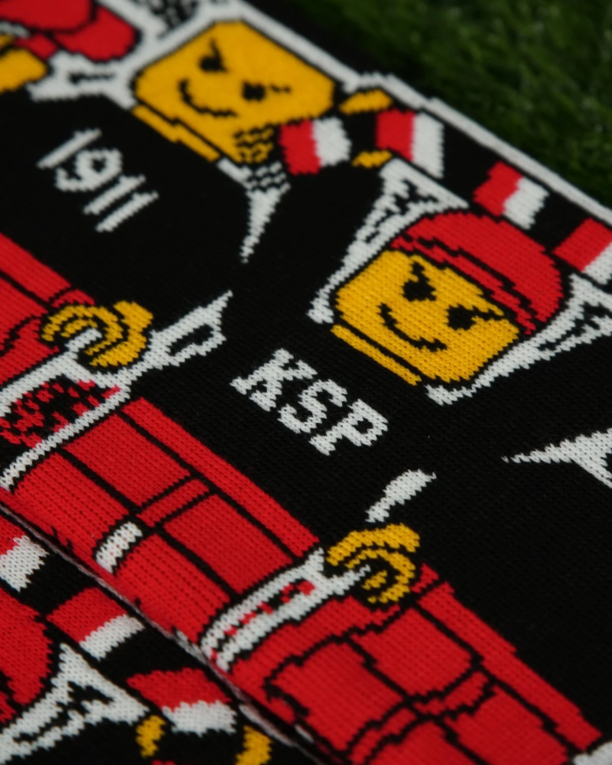 Zbliżenie splotu szalika dzianego KSP z rokiem 1911