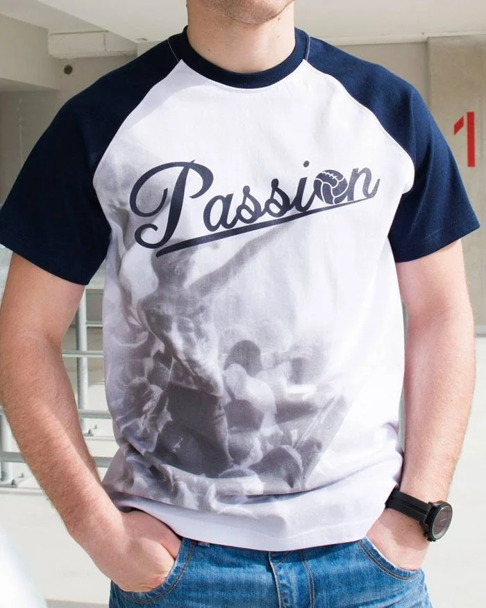 T-shirt z rękawem reglanowym na modelu: biały korpus, granatowe rękawy, nadruk na przodzie