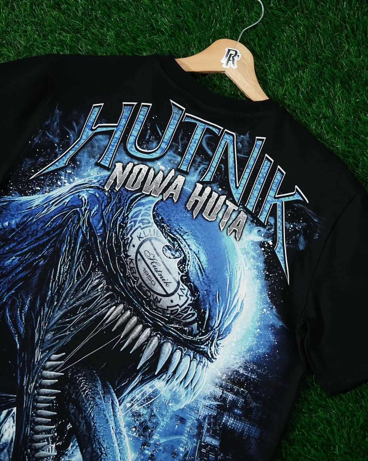 Czarny T-shirt Hutnika Nowa Huta z wielokolorowym nadrukiem na przodzie