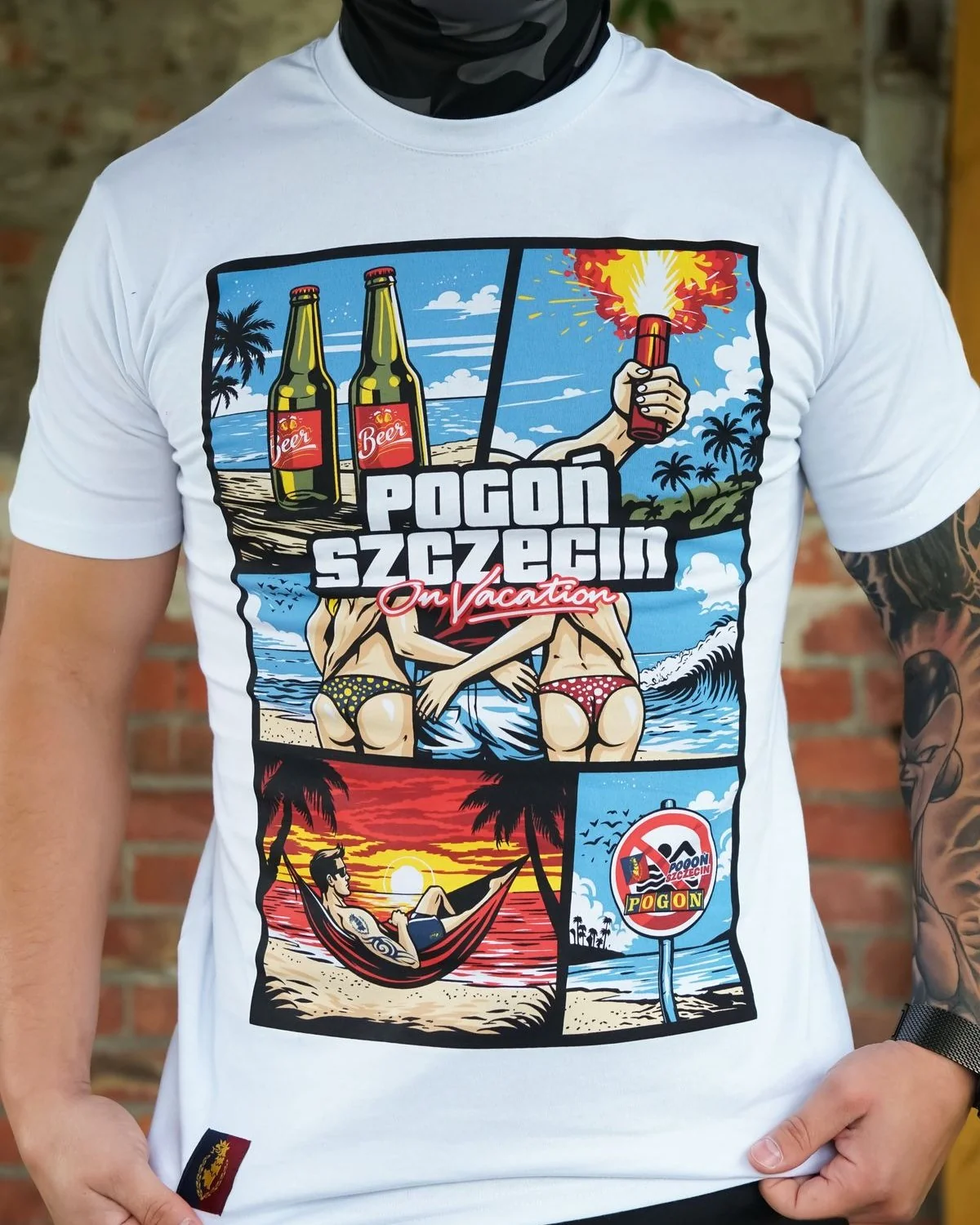 Biały T-shirt z dużym wielokolorowym nadrukiem dla kibiców Pogoni Szczecin