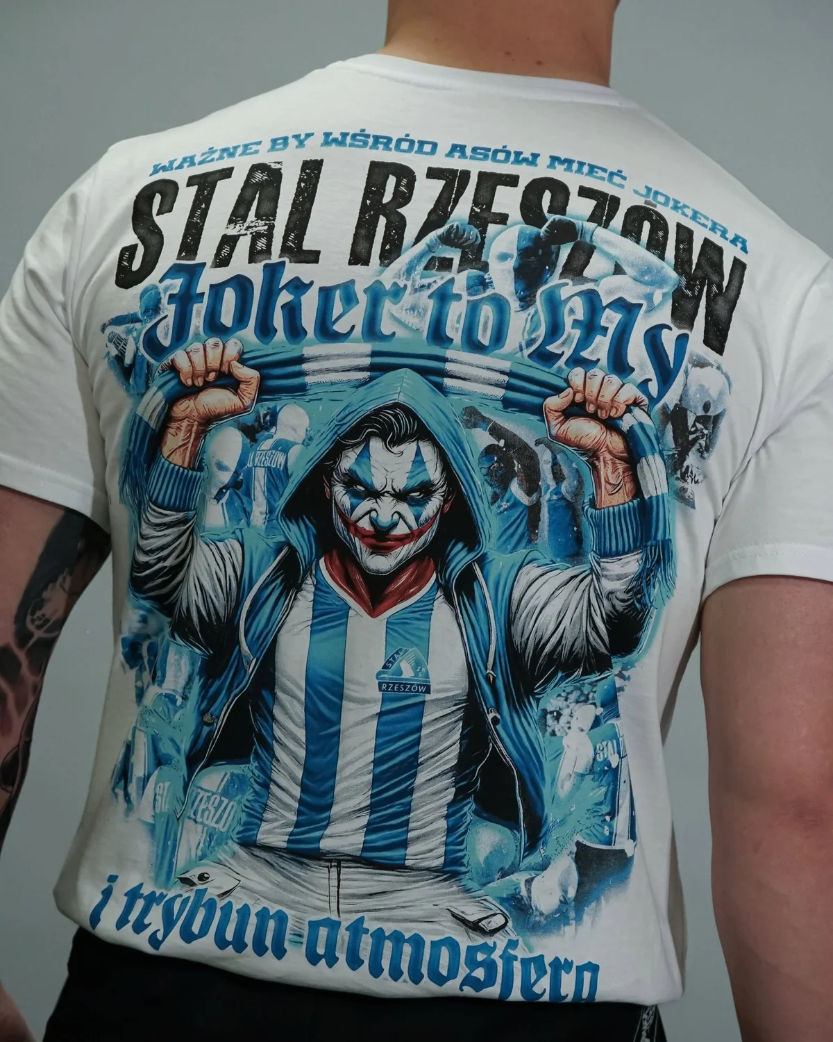 Tył białego T-shirtu Stali Rzeszów z dużym wielokolorowym nadrukiem