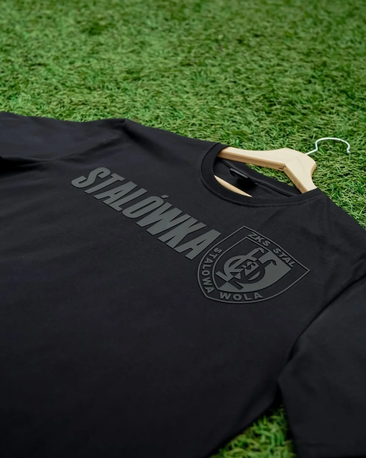 Czarny T-shirt Stali Stalowa Wola z ciemnym nadrukiem ton w ton