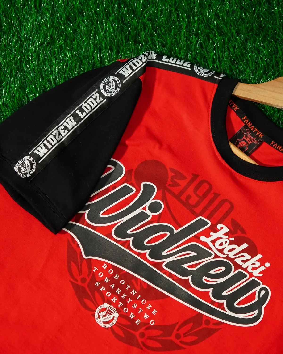 Czerwony T-shirt Widzewa Łódź z czarnymi rękawami i ozdobną taśmą przy szwie ramienia