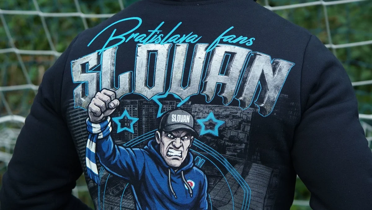 Czarna bluza z kapturem z ilustracją kibica i napisem Slovan Bratislava fans na plecach