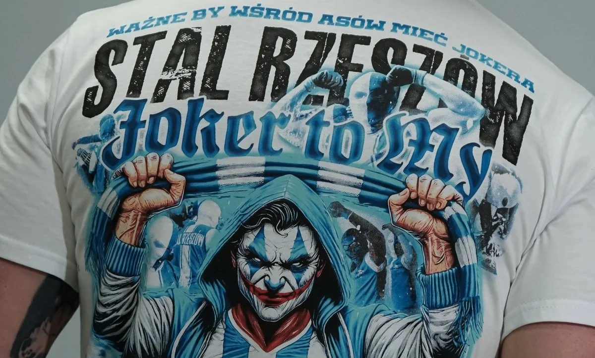Tył białego T-shirtu Stali Rzeszów z dużym wielokolorowym nadrukiem