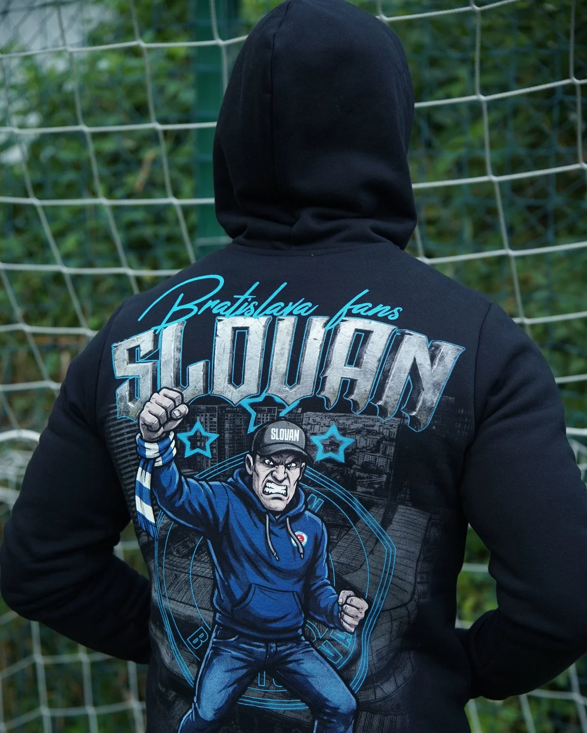 Czarna bluza z kapturem z ilustracją kibica i napisem Slovan Bratislava fans na plecach