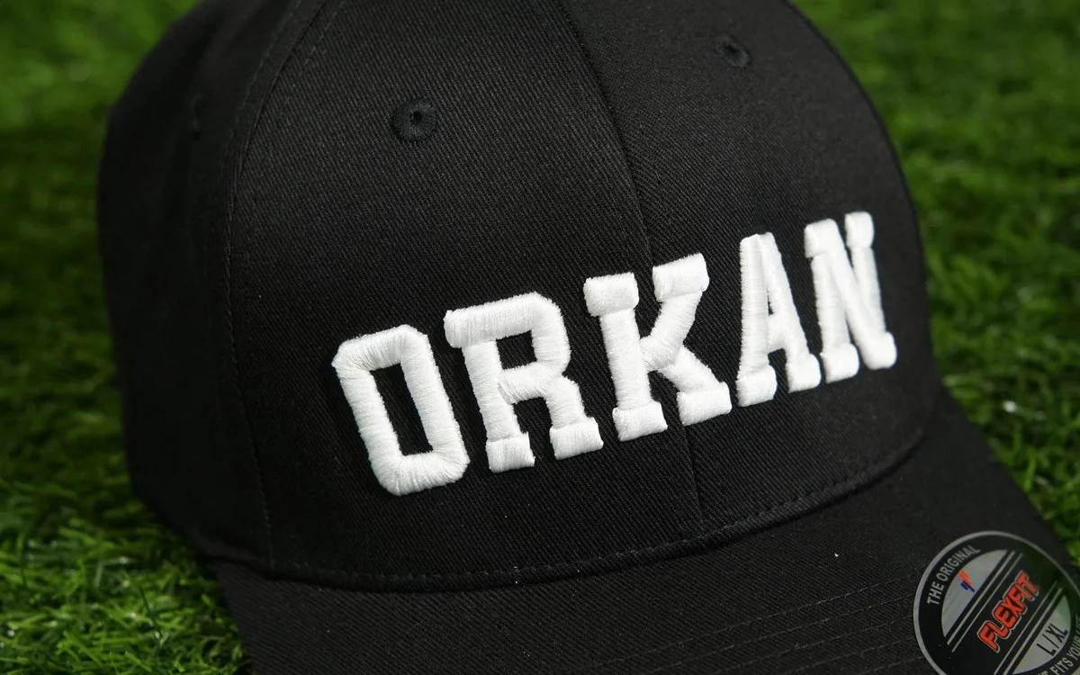 Czarna czapka full cap z wypukłym białym haftem ORKAN na przodzie