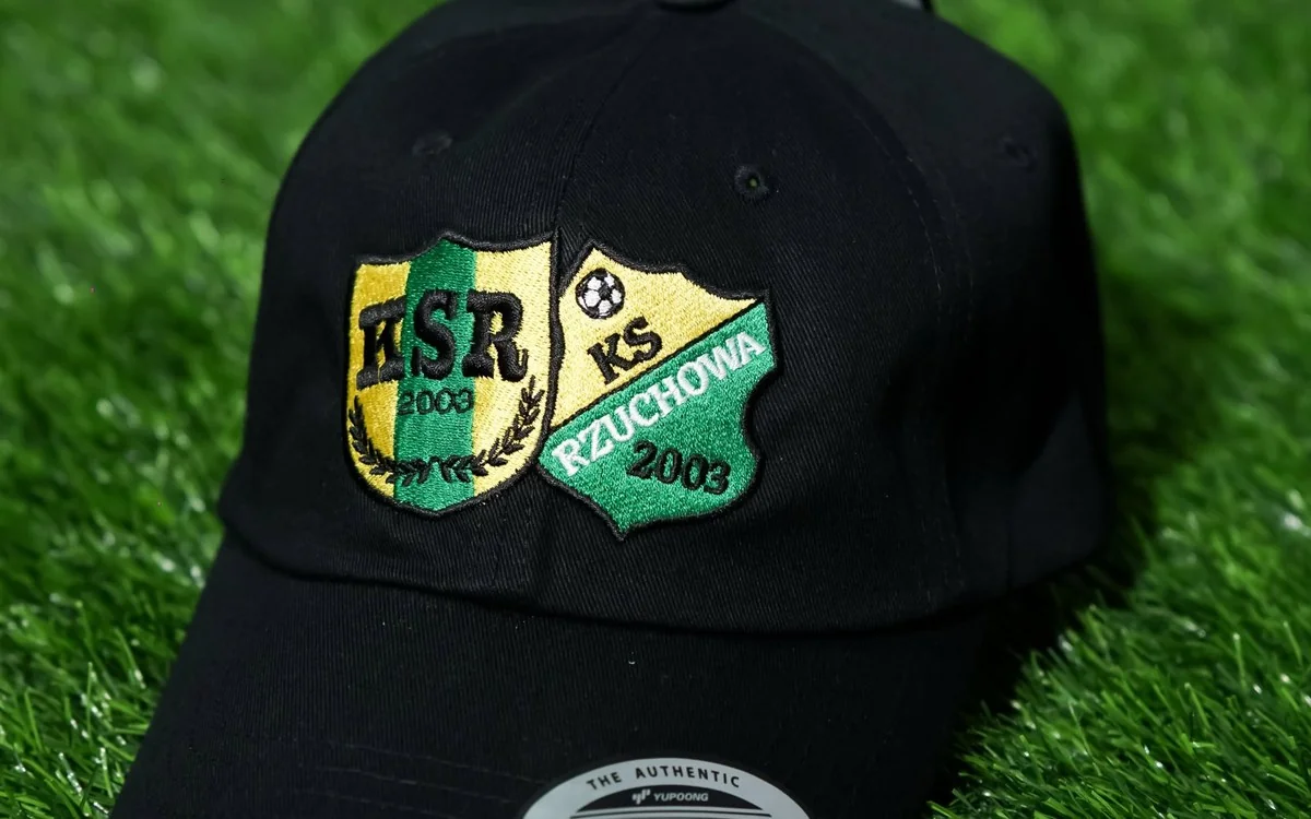 Czarna czapka z dwoma naszytymi herbami KSR i KS Rzuchowa