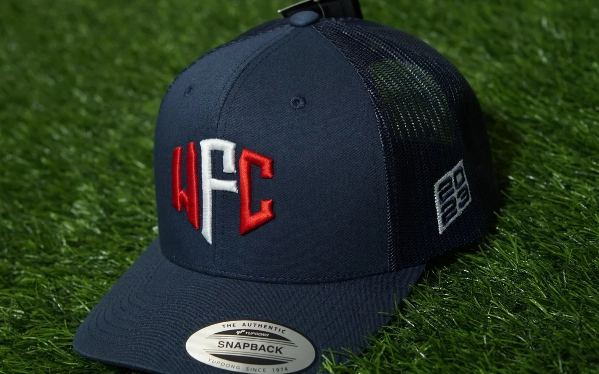 Granatowa czapka trucker z czerwono-białym haftem WFC i znakiem na boku