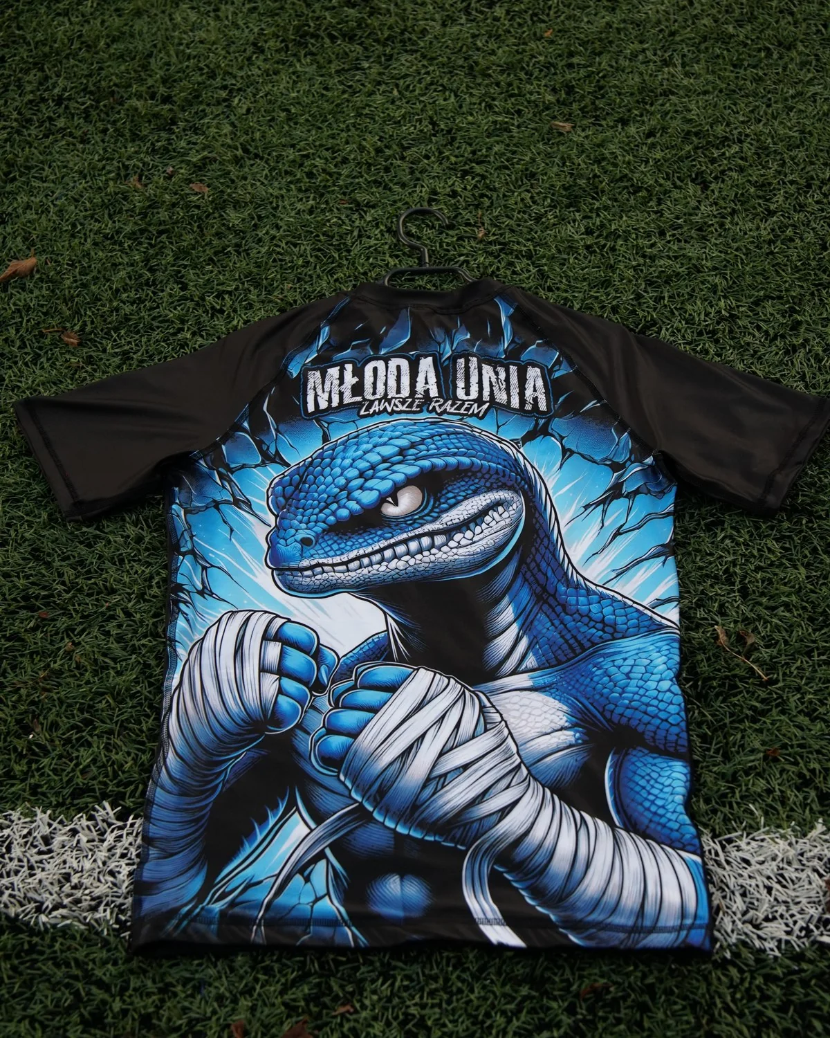 Rashguard z pełnym nadrukiem: niebieski wąż w bokserskich bandażach i napis Młoda Unia