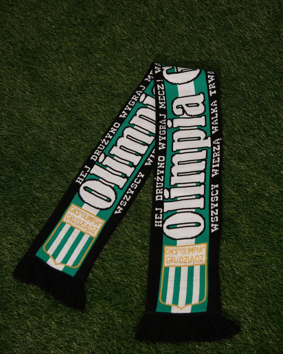 Czarno-zielony szalik Olimpia Grudziądz z herbem
