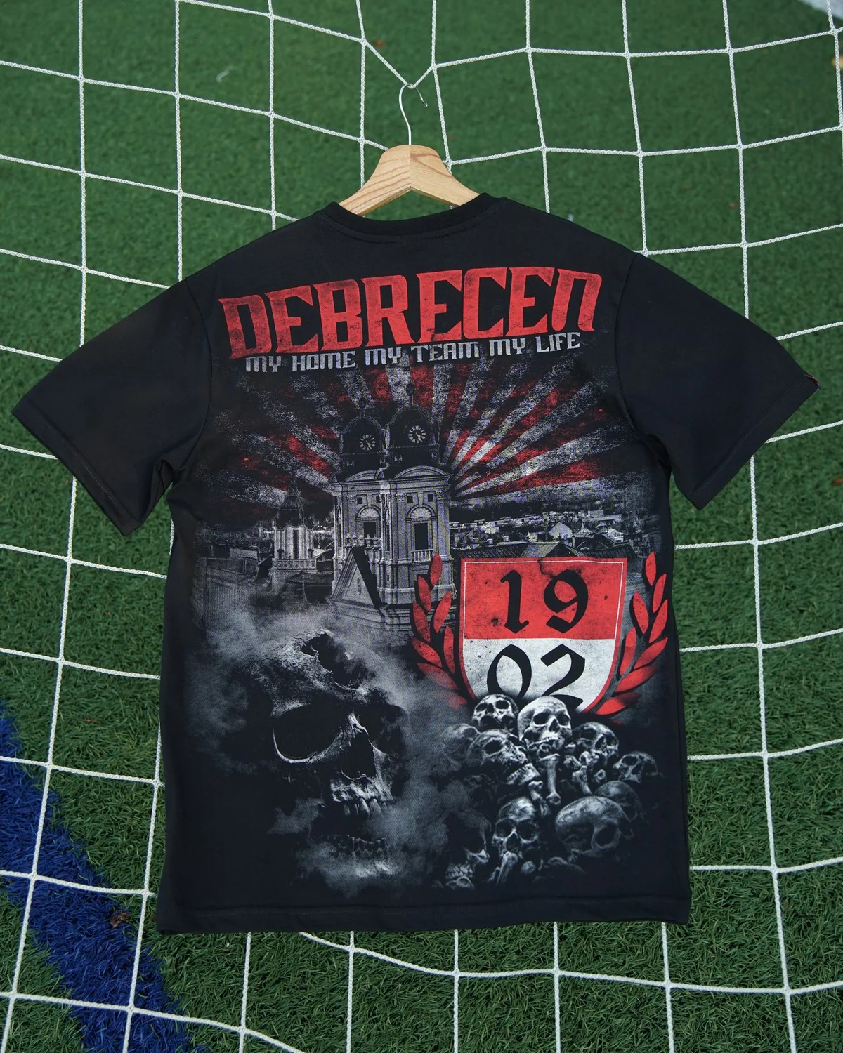 Czarny T-shirt Debrecen z kościołem, czaszkami i herbem 1902 na plecach
