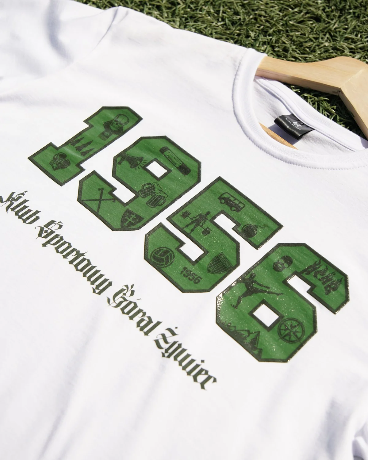 Biały T-shirt z dużym zielonym napisem 1956 Klub Sportowy Góral Żywiec