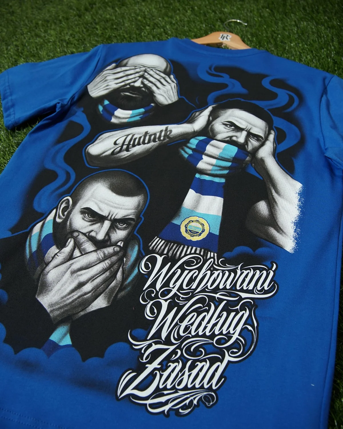 Niebieski T-shirt z ilustracją trzech kibiców z szalikami i napisem Wychowani według zasad