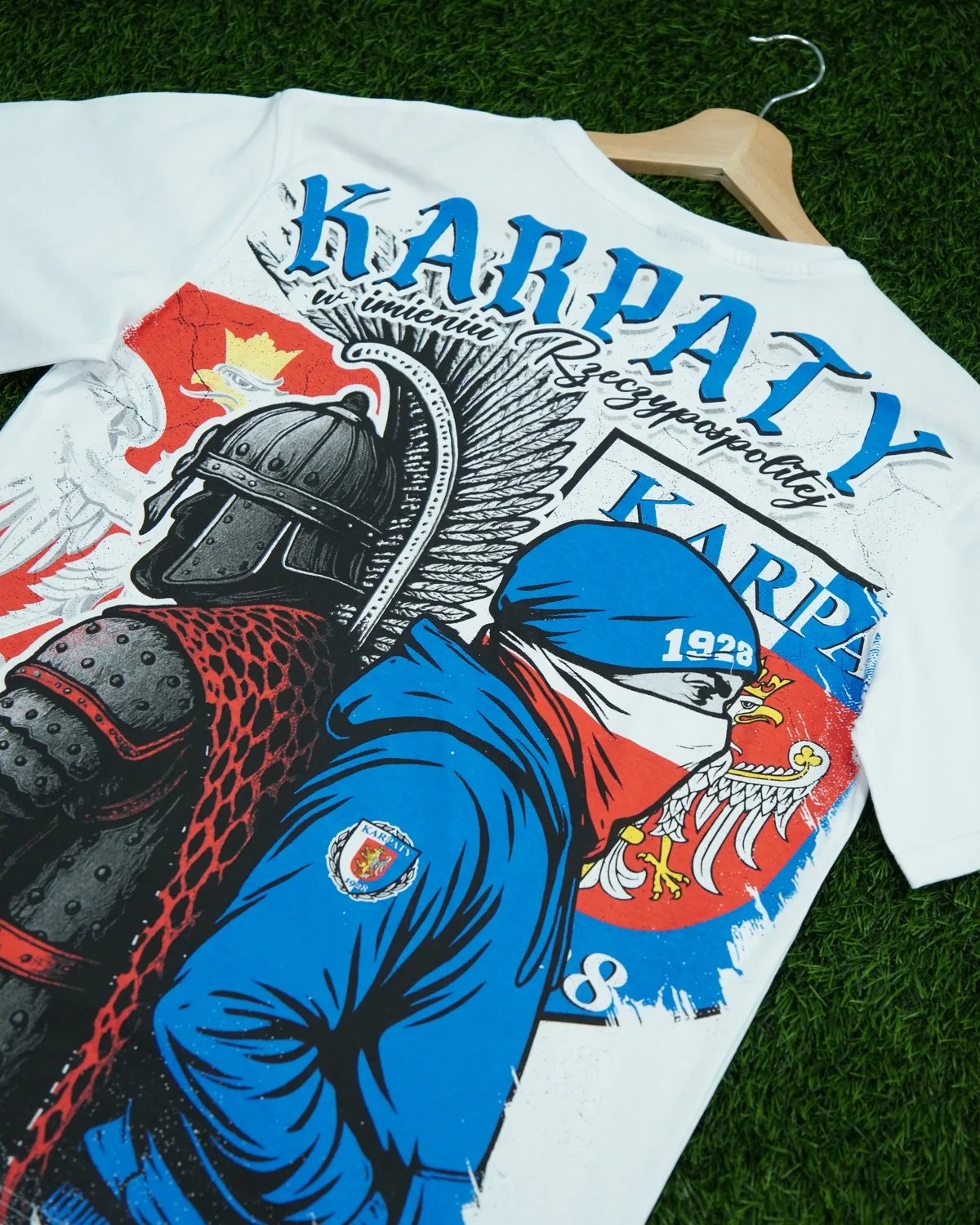 Biały T-shirt z całopowierzchniową ilustracją husarza i kibica, napis Karpaty