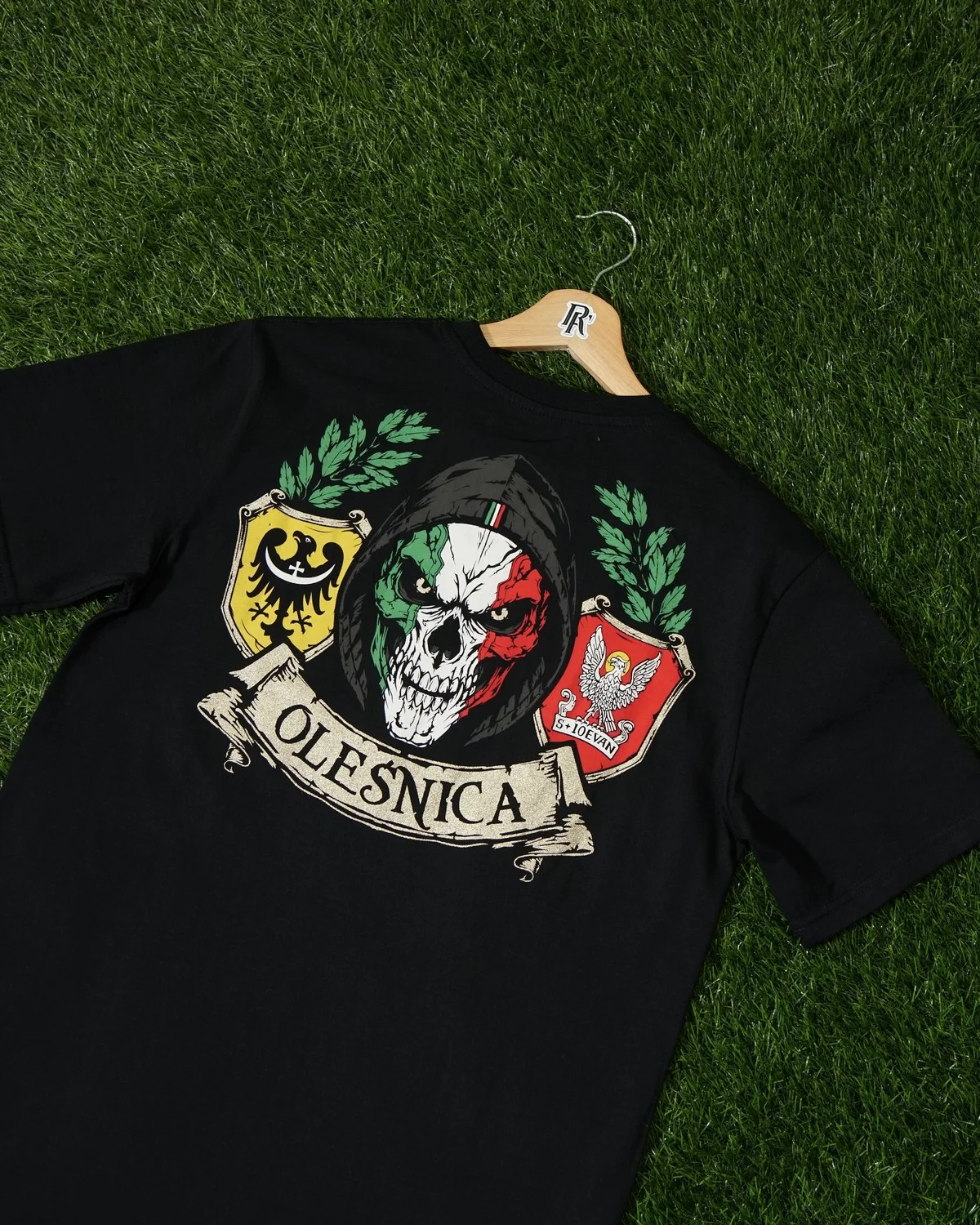 Czarny T-shirt z czaszką w barwach Włoch, herbami i złotym napisem Oleśnica