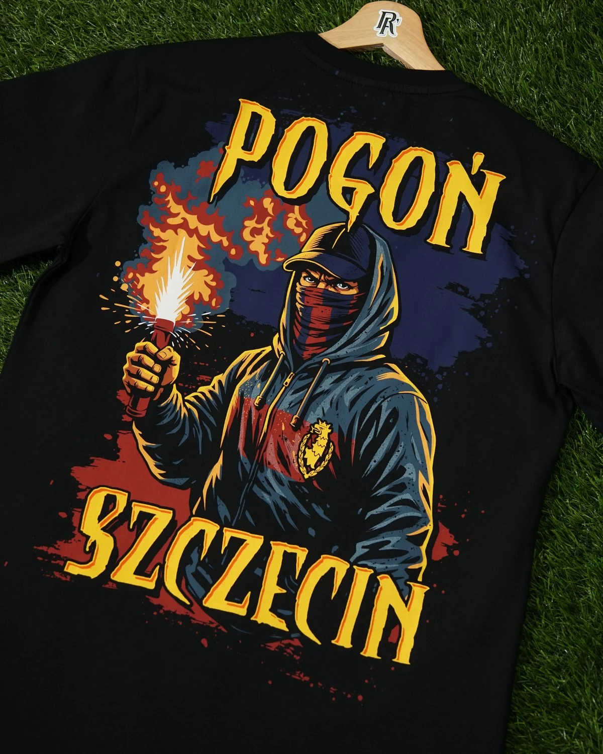 Czarny T-shirt z kibicem z racą i żółtym napisem Pogoń Szczecin