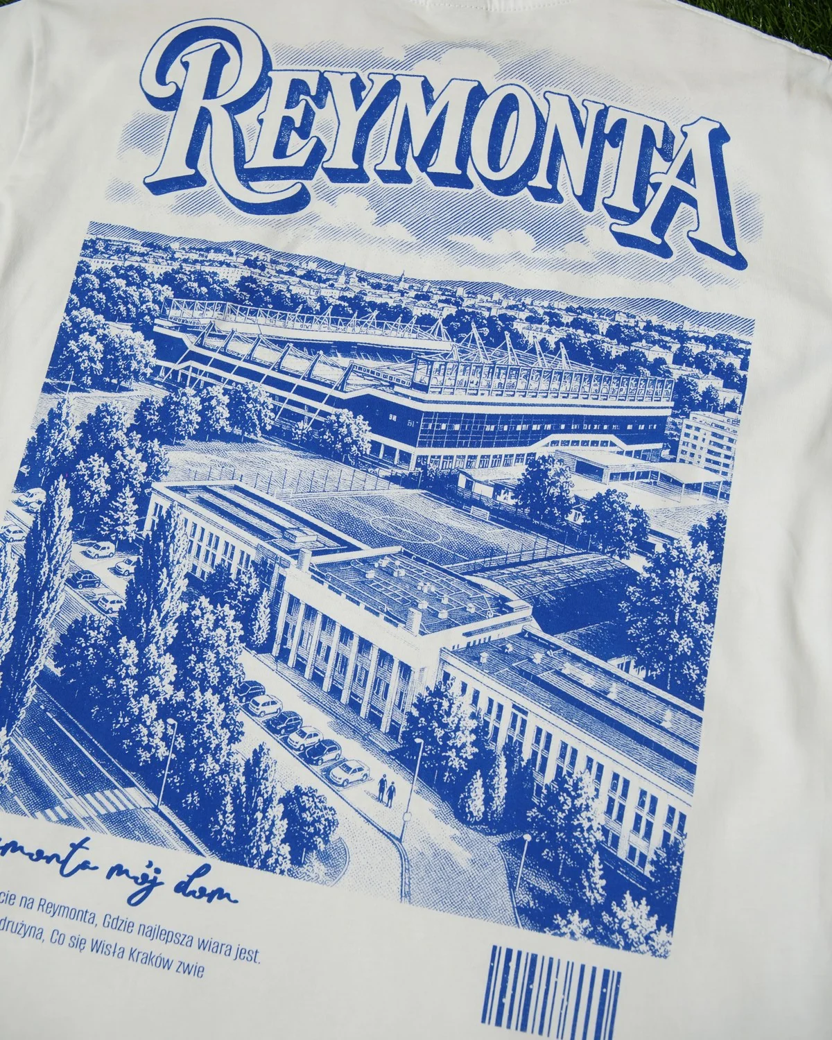 Kremowy T-shirt oversize z niebieską ilustracją stadionu Wisły Kraków i napisem Reymonta