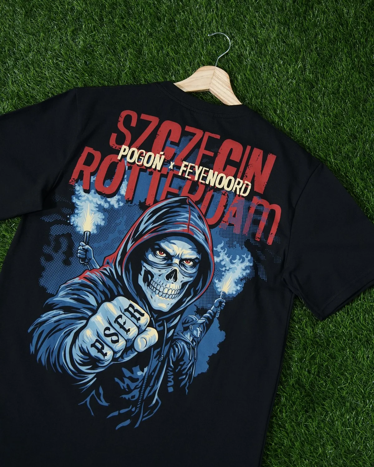 Czarny T-shirt z kostuchą w kapturze i napisem Szczecin Rotterdam, Pogoń i Feyenoord