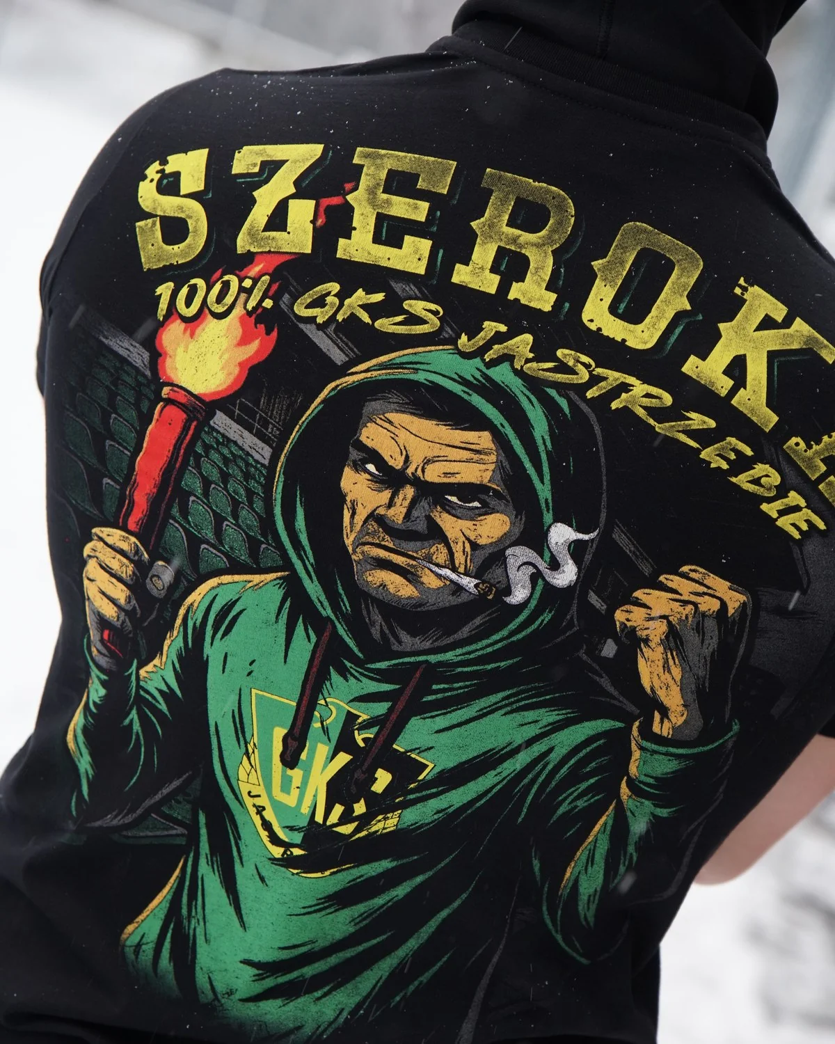 Czarny T-shirt z ilustracją kibica z racą i napisem Szeroki 100% GKS Jastrzębie