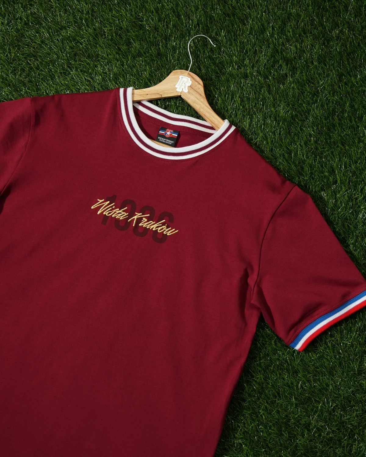 Bordowy T-shirt z haftowanym napisem Wisła Kraków i ściągaczami w barwach klubu