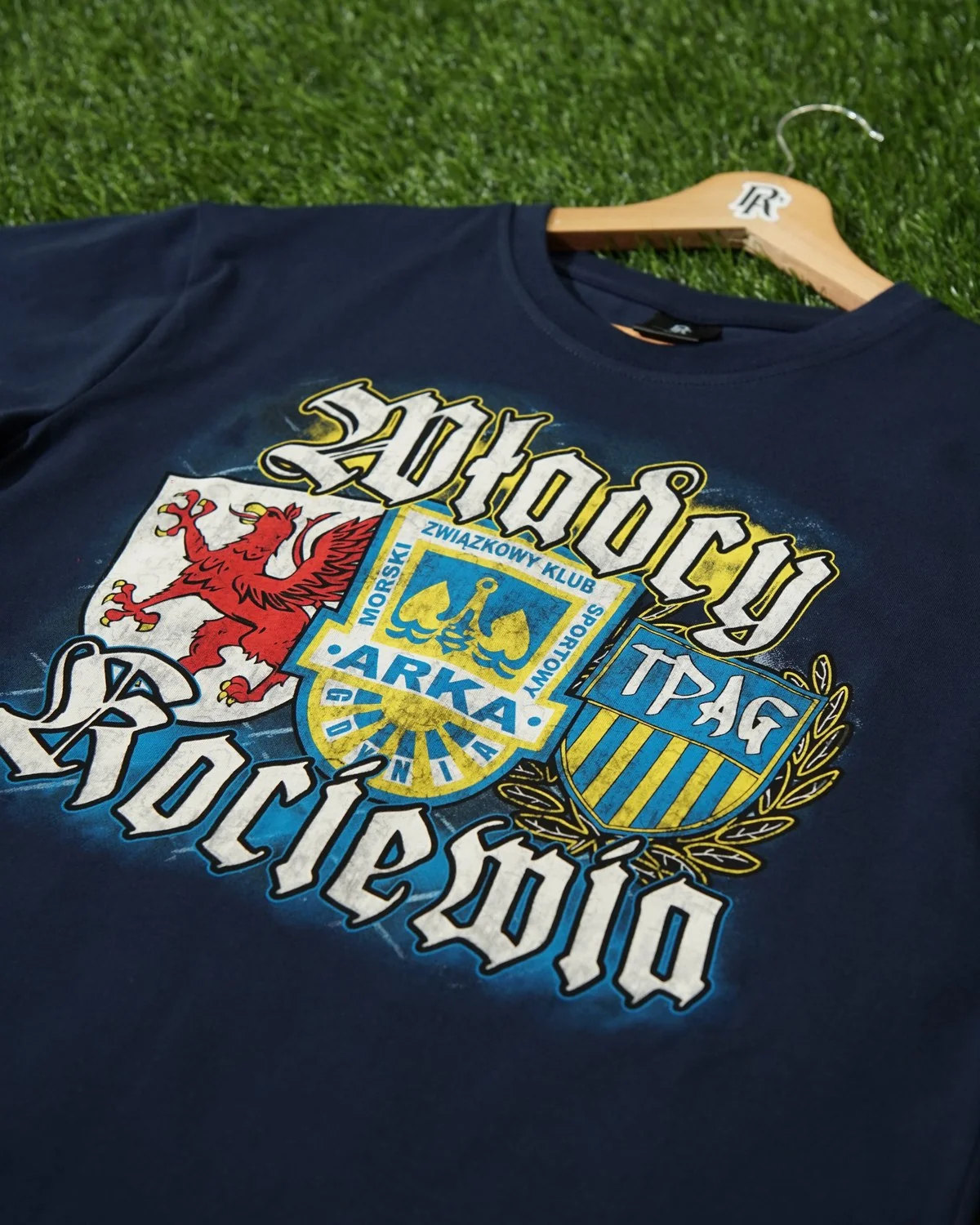 Granatowy T-shirt Arki Gdynia z herbami i napisem Władcy Kociewia