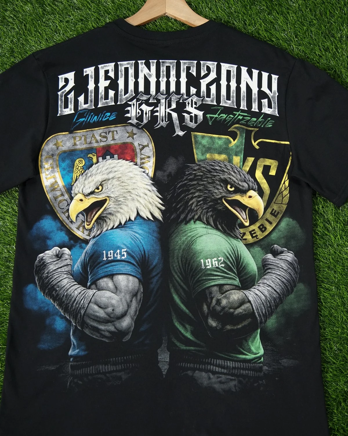 Czarny T-shirt z dwoma orłami w barwach Piasta Gliwice i GKS Jastrzębie oraz napisem Zjednoczony
