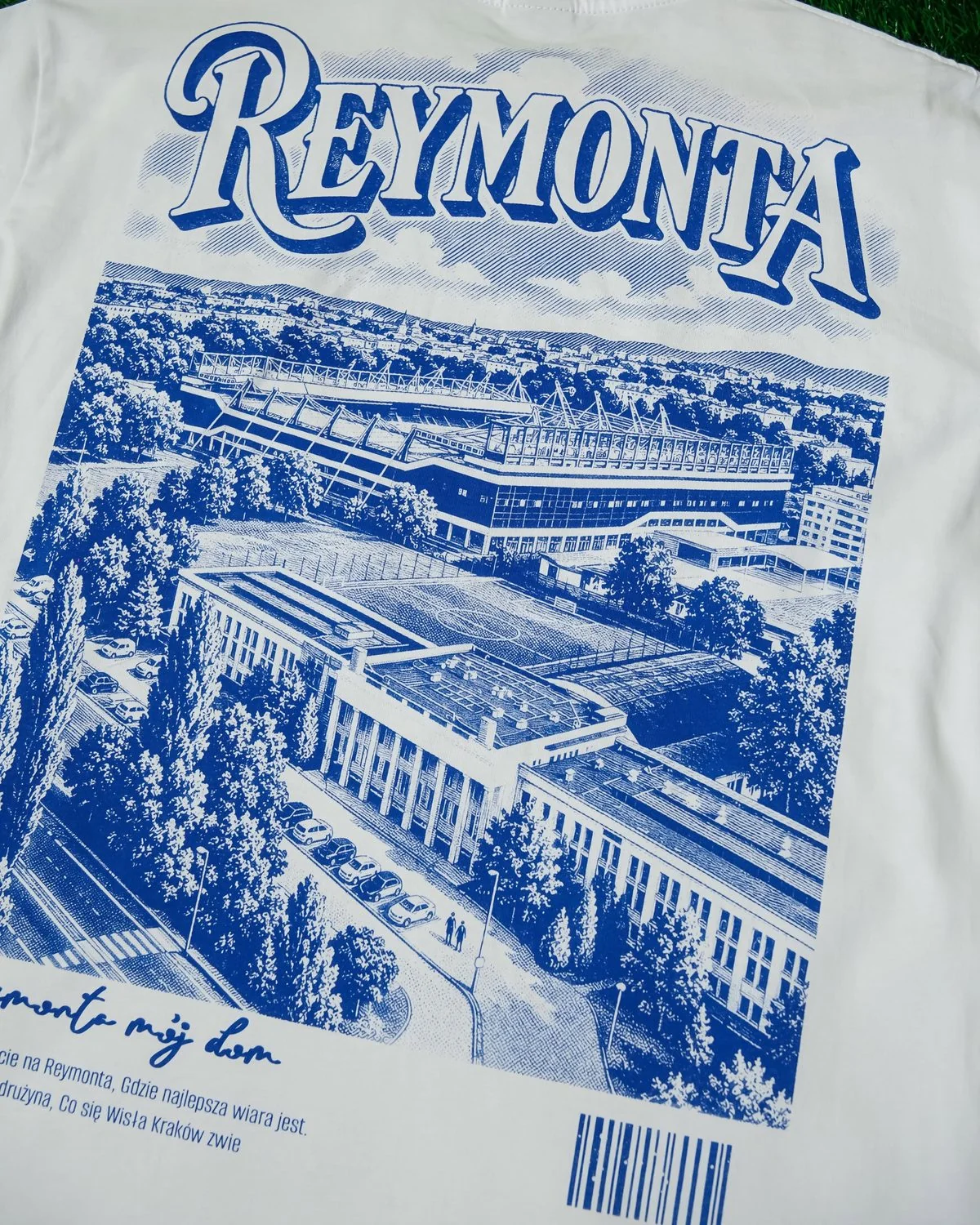 Zbliżenie granatowego nadruku z rysunkiem stadionu na białej dzianinie